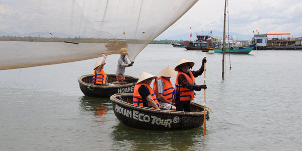 Learn how to ride rounded bamboo basket boat in Hoi An