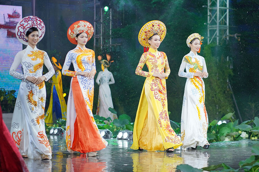 https://www.vietvisiontravel.com/wp-content/uploads/2016/05/Vietnamese-long-dress-Ao-Dai.jpg