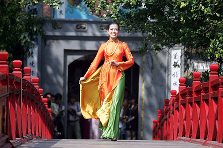 Vietnamese Traditional Costume “Ao Dai” Seen on Runway - People's