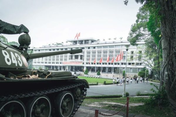 see old tank at reunification palace