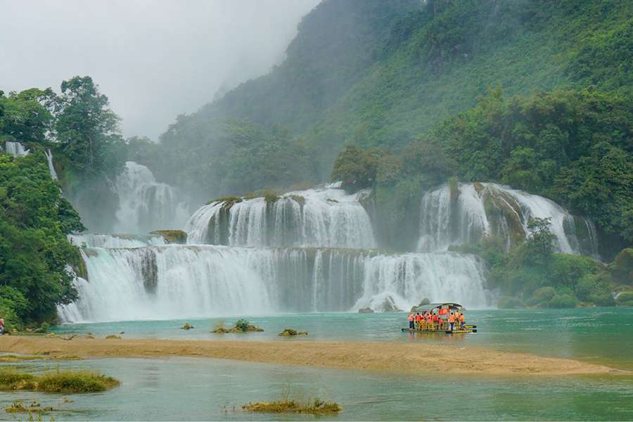 Ban Gioc waterfall-Vietnam adventure tours